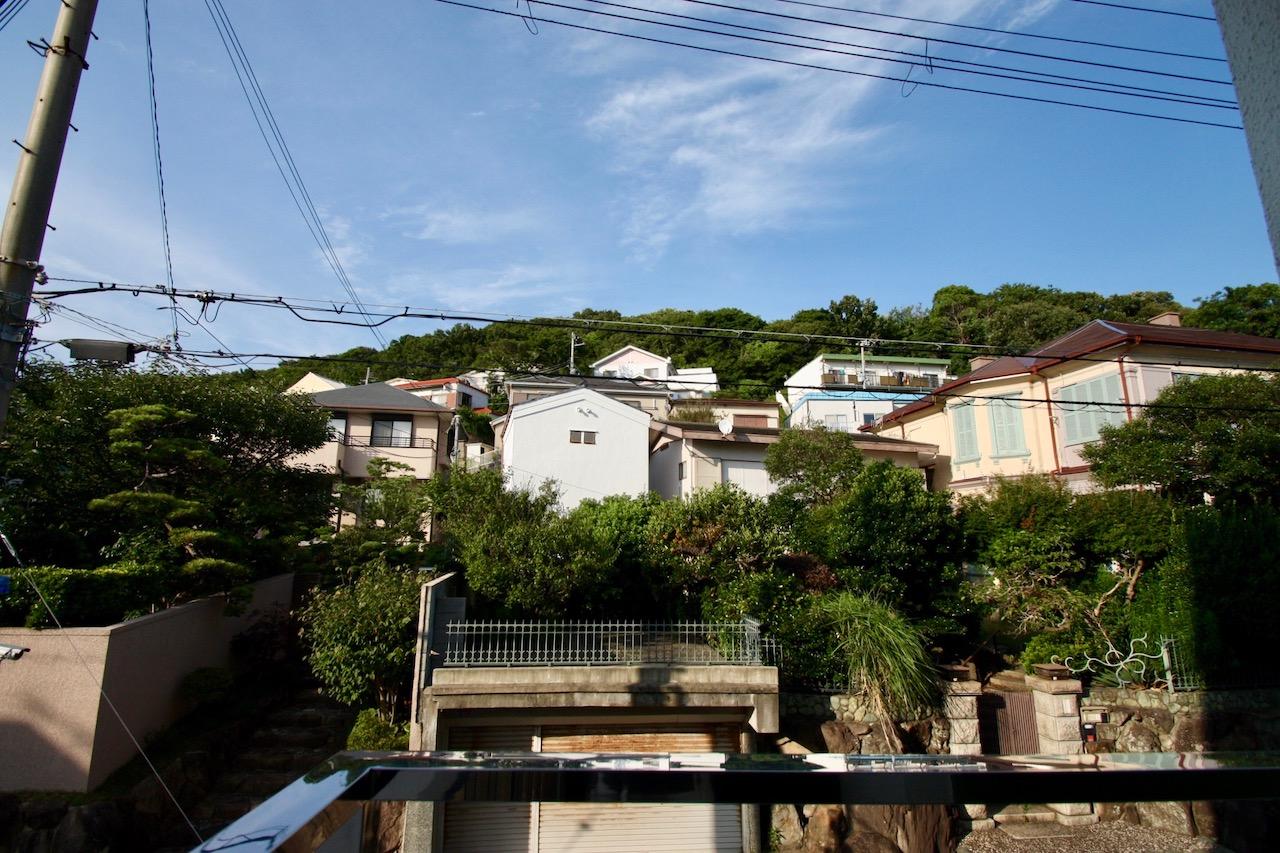 玄関を出たところからの景色