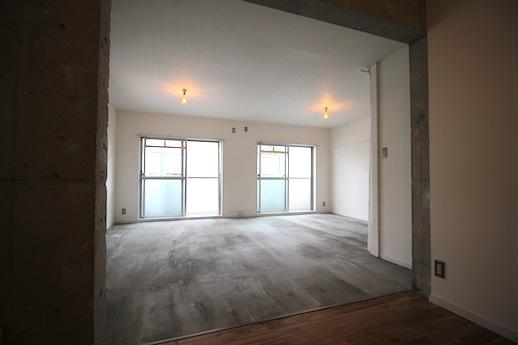宝塚市野上の賃貸物件/キッチンの無垢材フローリングから土間空間へと繋がる