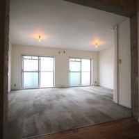 宝塚市野上の賃貸物件/キッチンの無垢材フローリングから土間空間へと繋がる