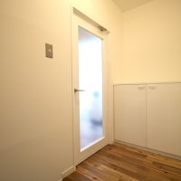 宝塚市野上の賃貸物件/シックな塩ビタイルとラフな無垢材フローリングのコントラストが印象的