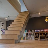 宝塚市逆瀬台の売買物件/2階。RC造の階段が存在感たっぷり