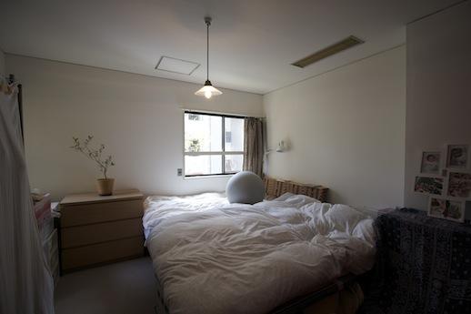寝室。ほのかな明かりでよく眠れそう