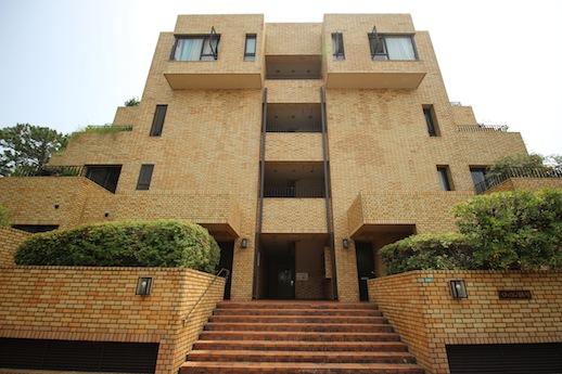 マンション入口。凄まじい迫力
