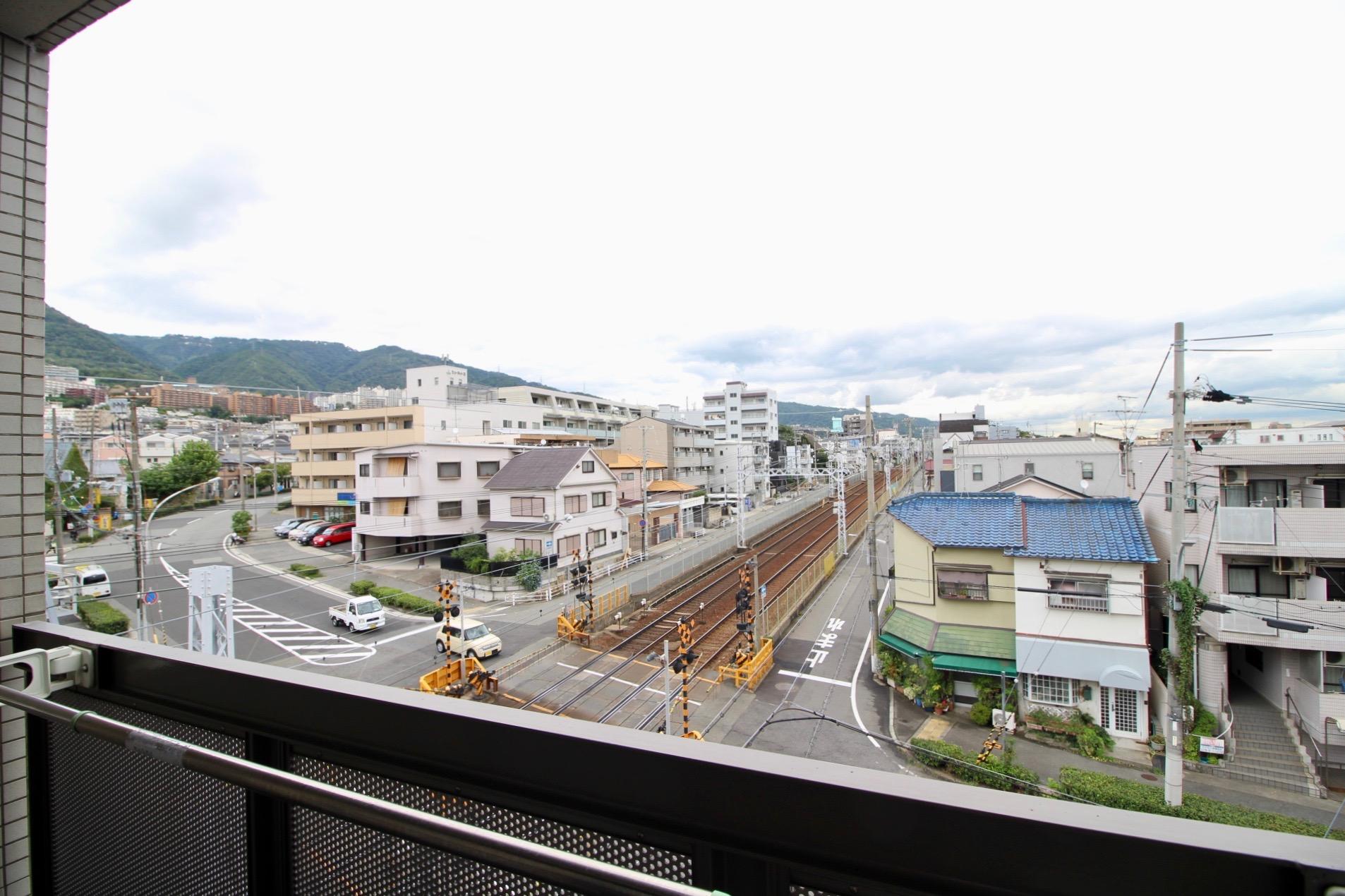 バルコニーからは山と抜けた眺望