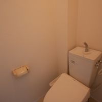 神戸市長田区高取山町の売買物件/トイレ。ウォシュレットは残置物のため性能保証はありません