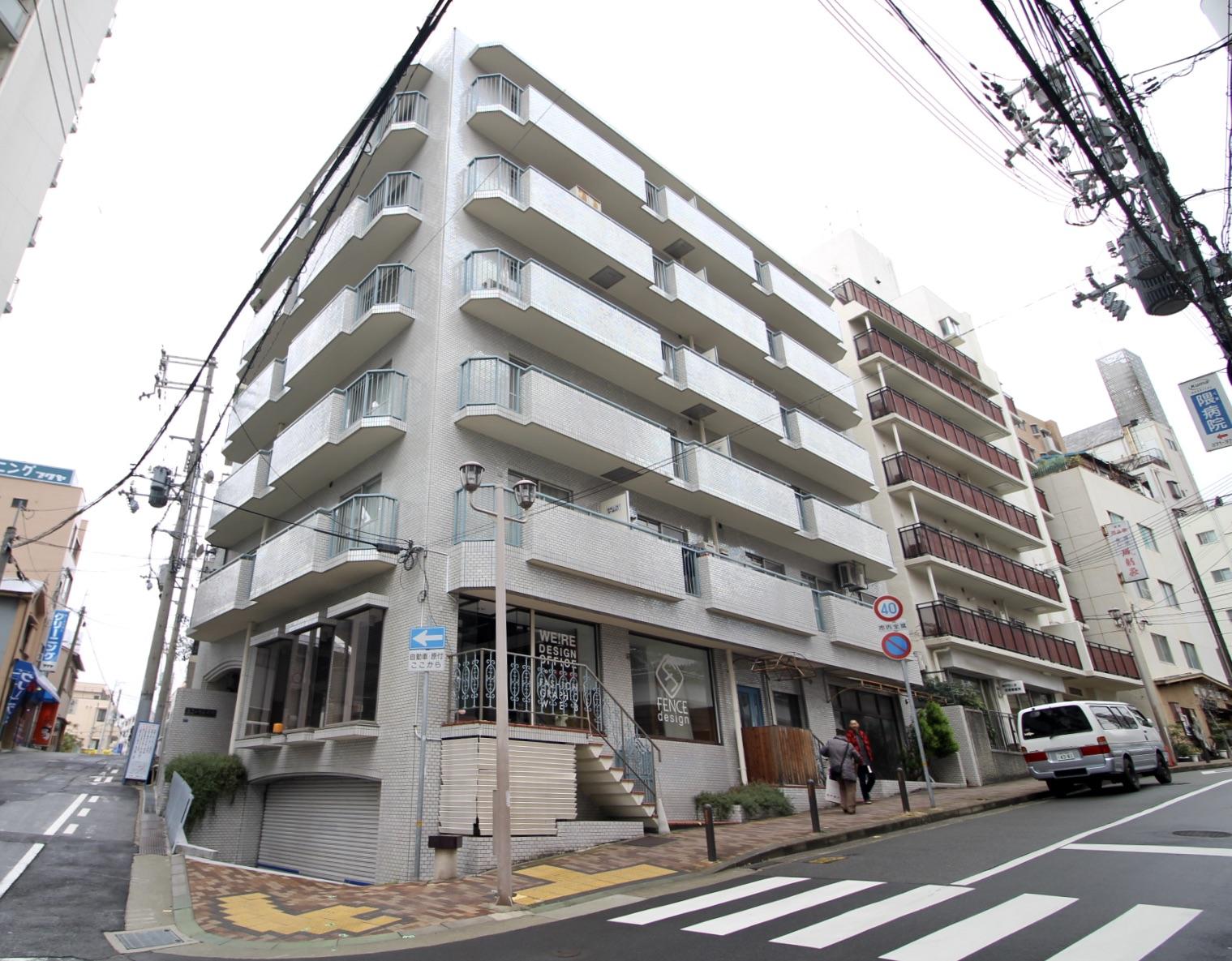 人通りも多い通りのレトロマンション角地