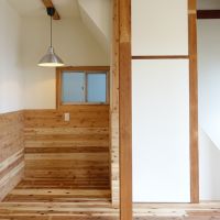 神戸市垂水区塩屋町の賃貸物件/腰壁が設けられた階段下のダイニングスペース