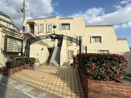 ヨーロッパのリゾートマンションのような建物に大きな庭付の部屋。