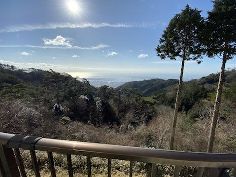 谷間からバッチリ海が見下ろせます