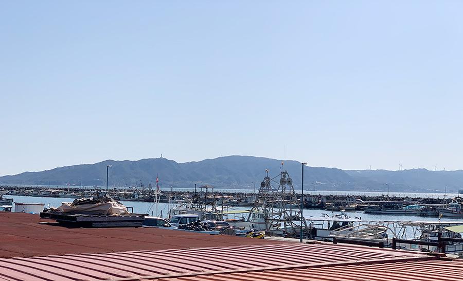 漁港の風景と淡路島