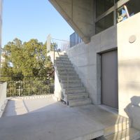 西宮市松原町の賃貸物件/共用部からは緑と空が望む