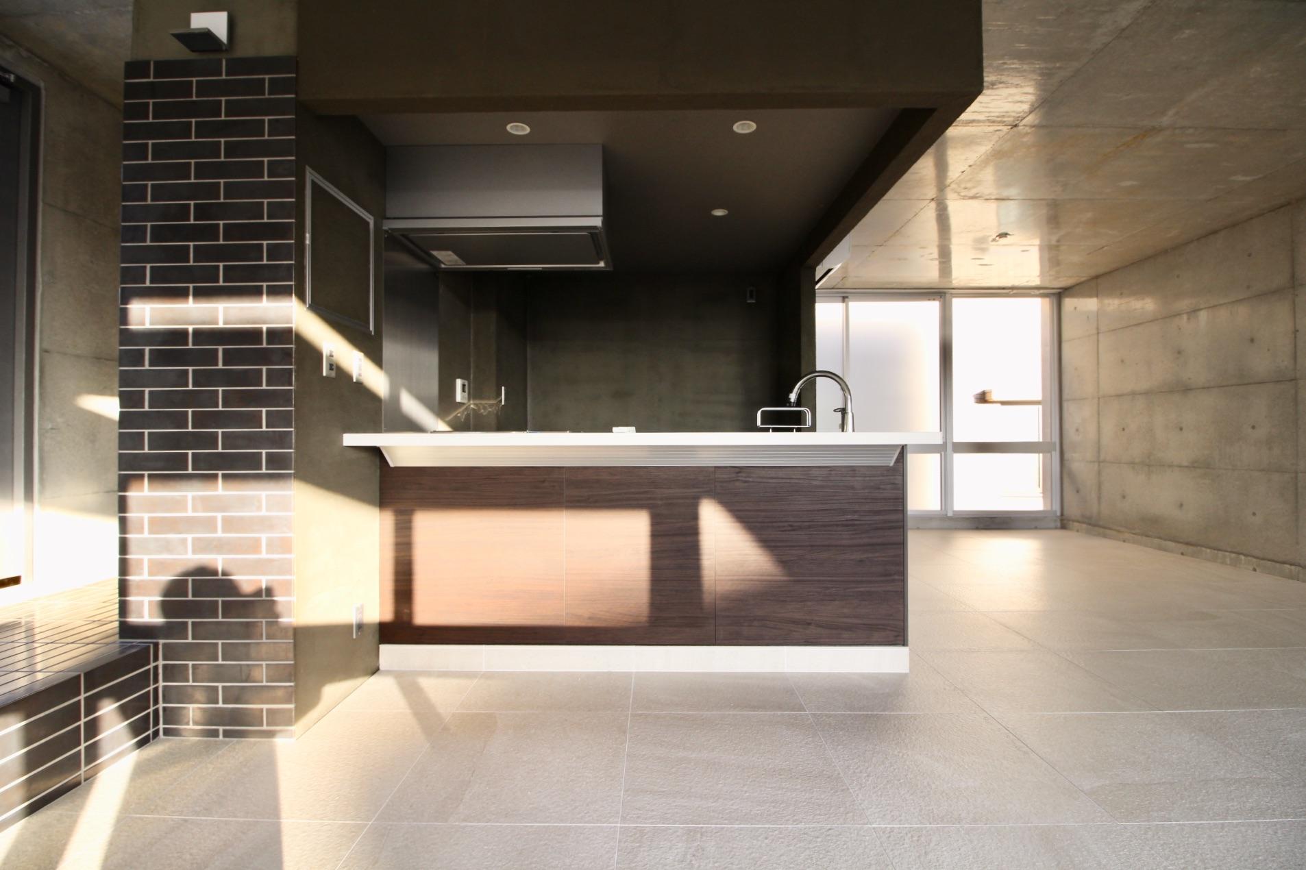 西宮市松原町の賃貸物件/部屋の中心にカウンターキッチン