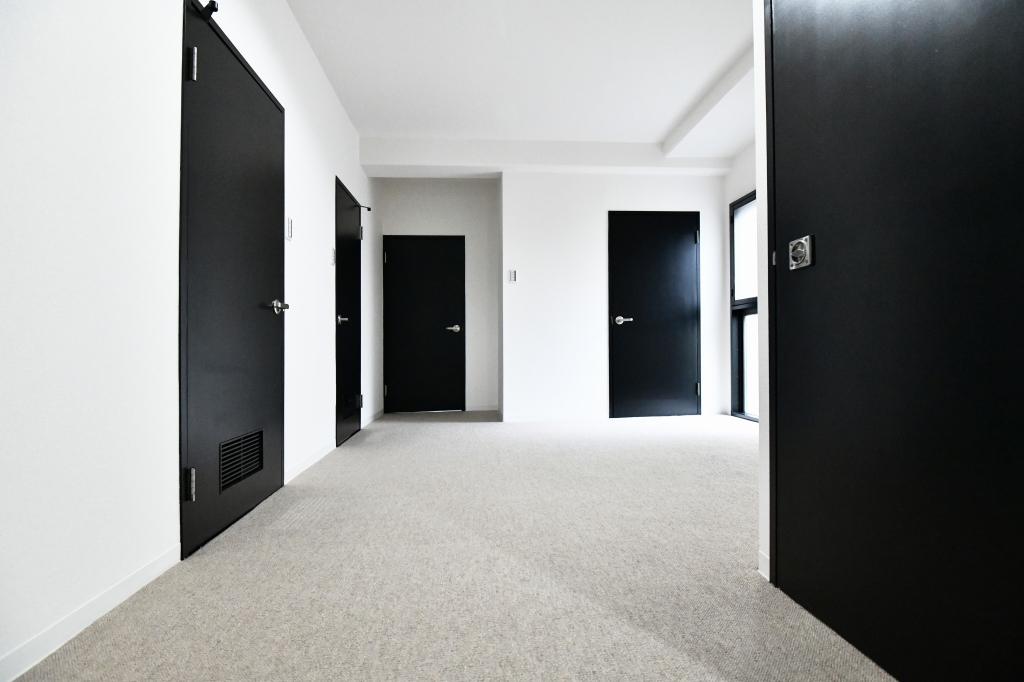 黒の木製建具がシックでカッコイイ
