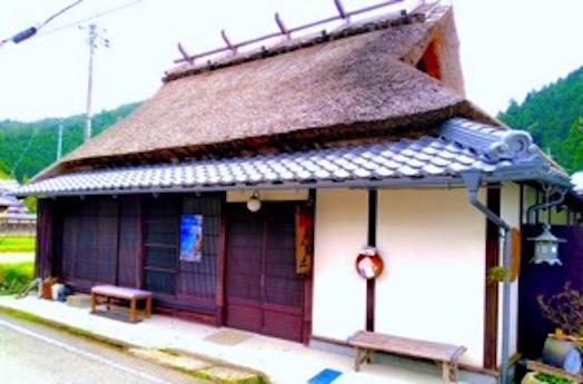 茅葺屋根の一棟貸し宿もある。