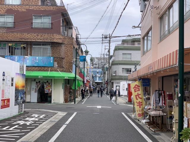 駅まですぐ。駅周辺はこんな感じ。