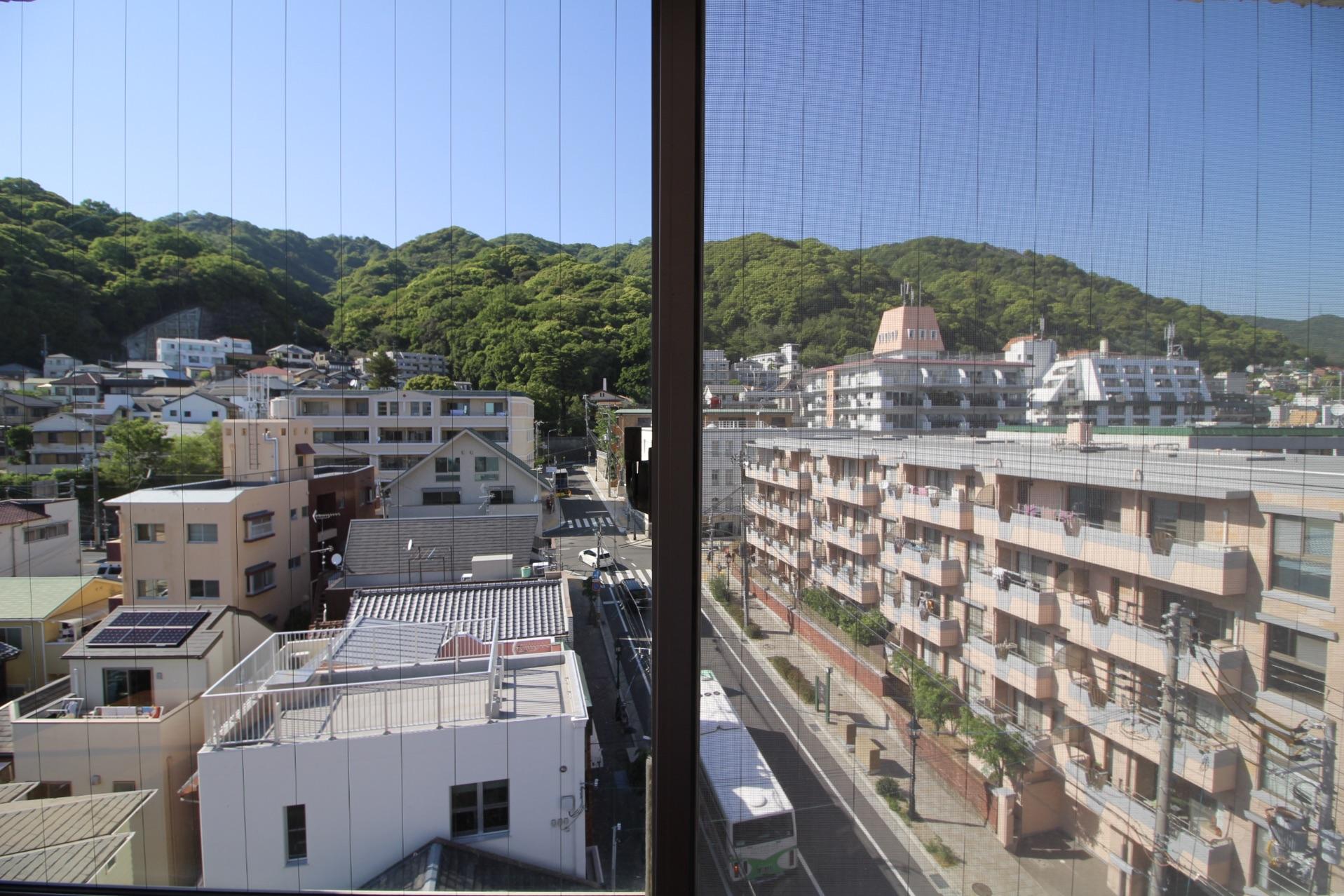 北側洋室から山を望む