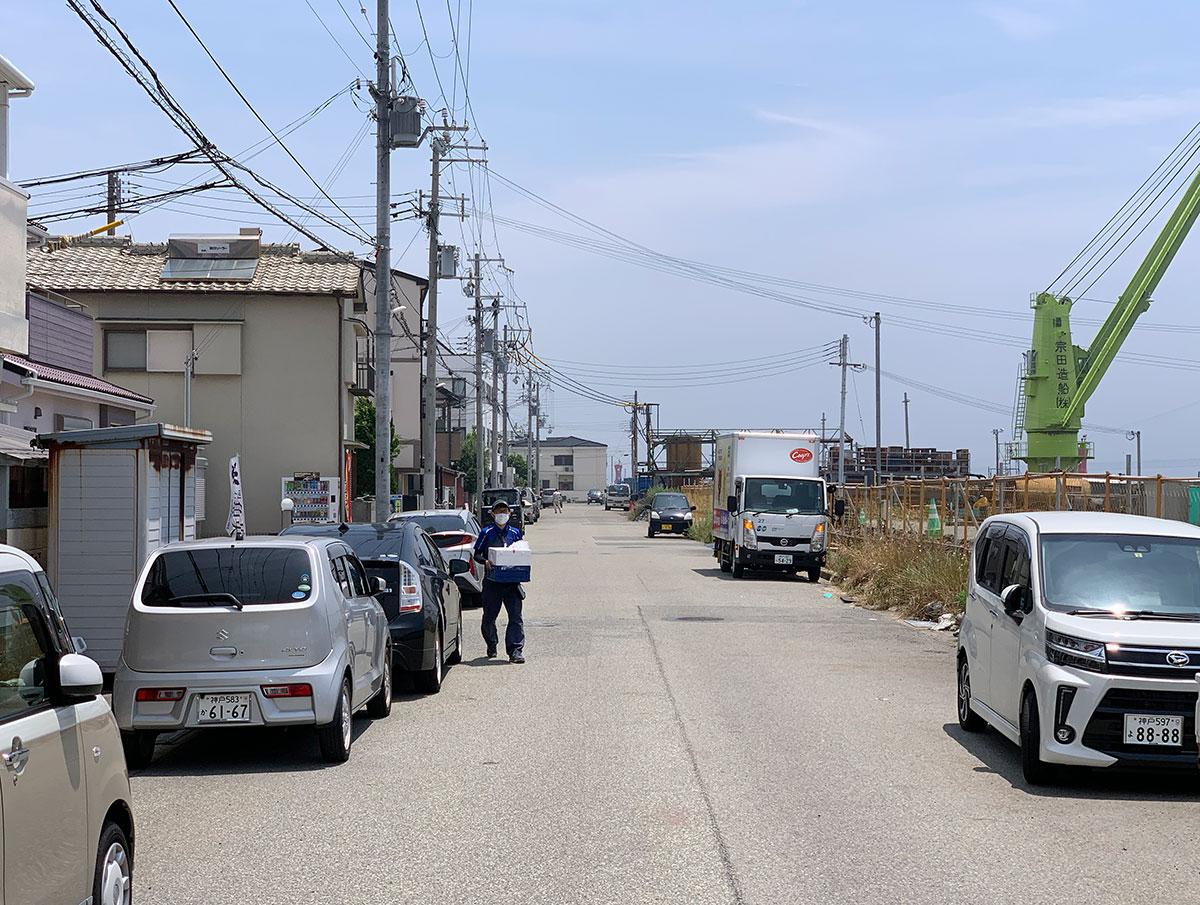 路地を抜けた道