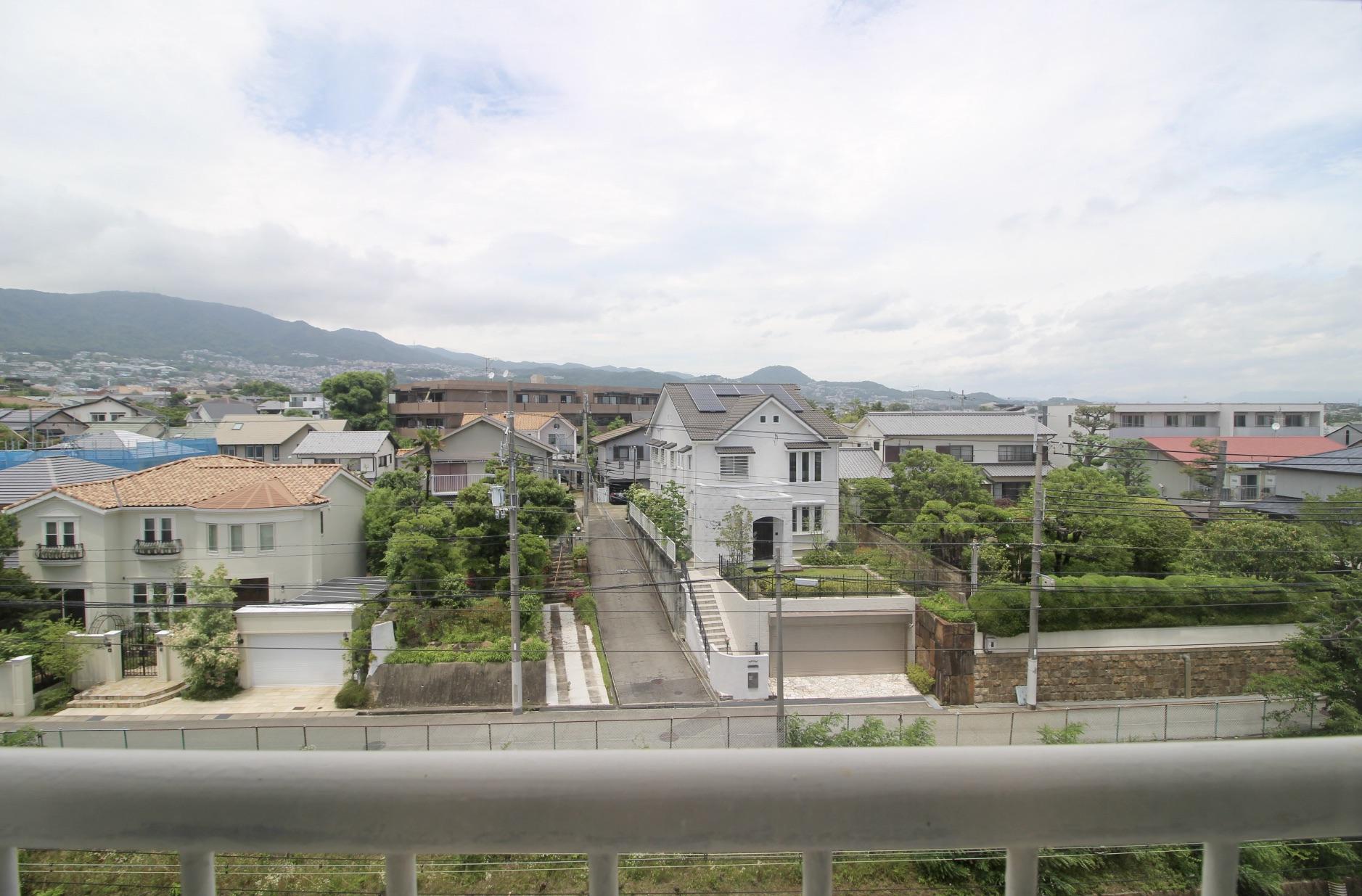 和室の北側窓からは山が見えます