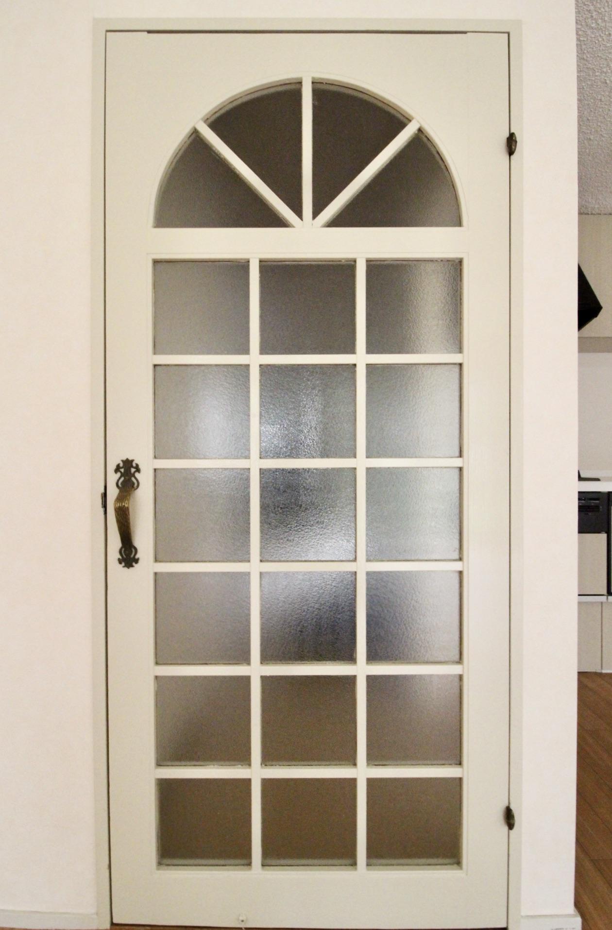リビングのアーチが特徴的な建具
