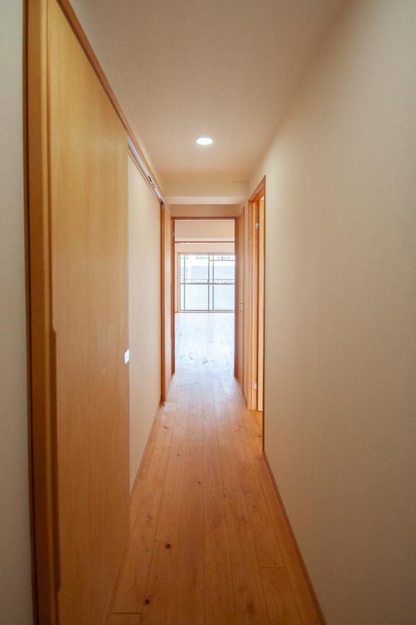 建具も廊下も全て無垢