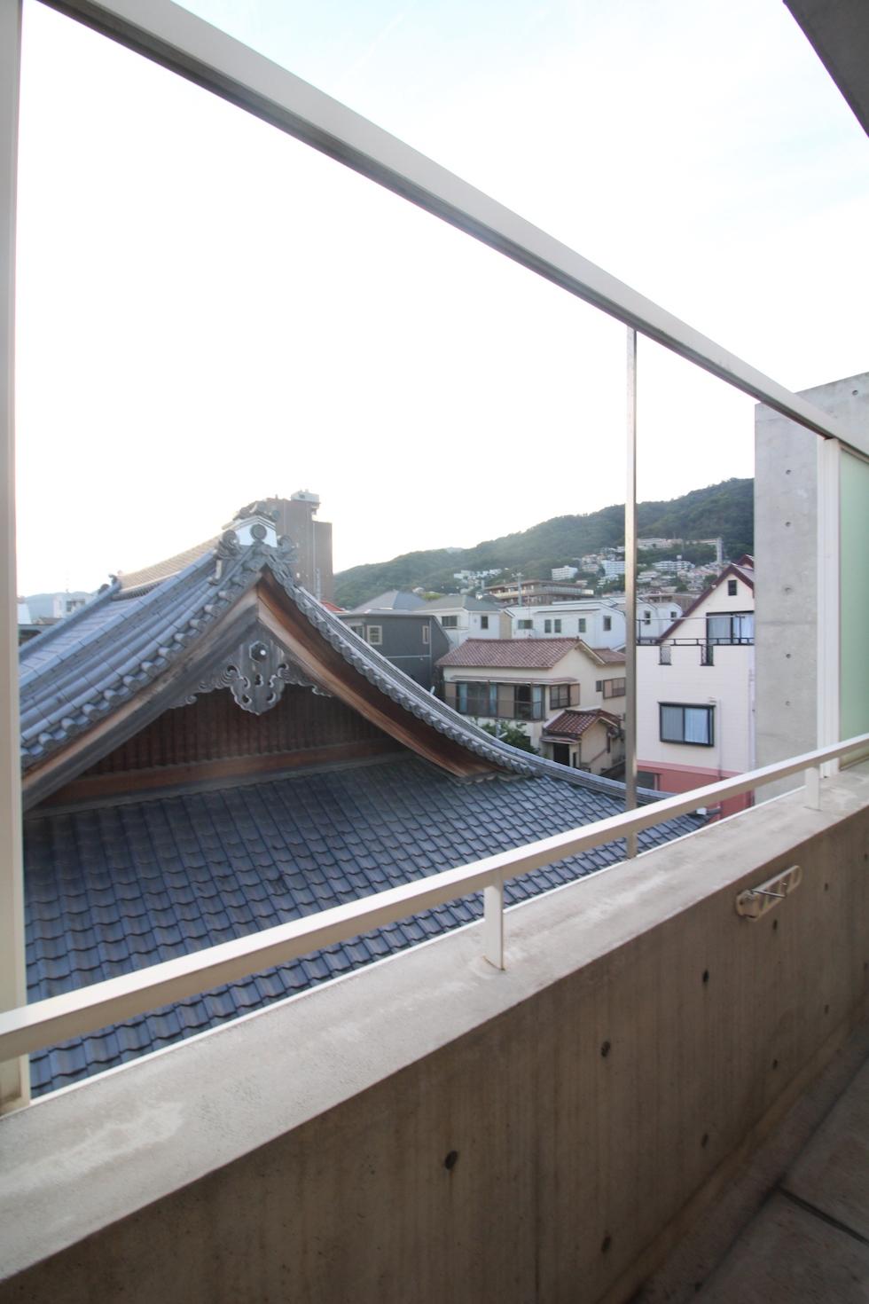開けると山とお隣の寺の瓦屋根