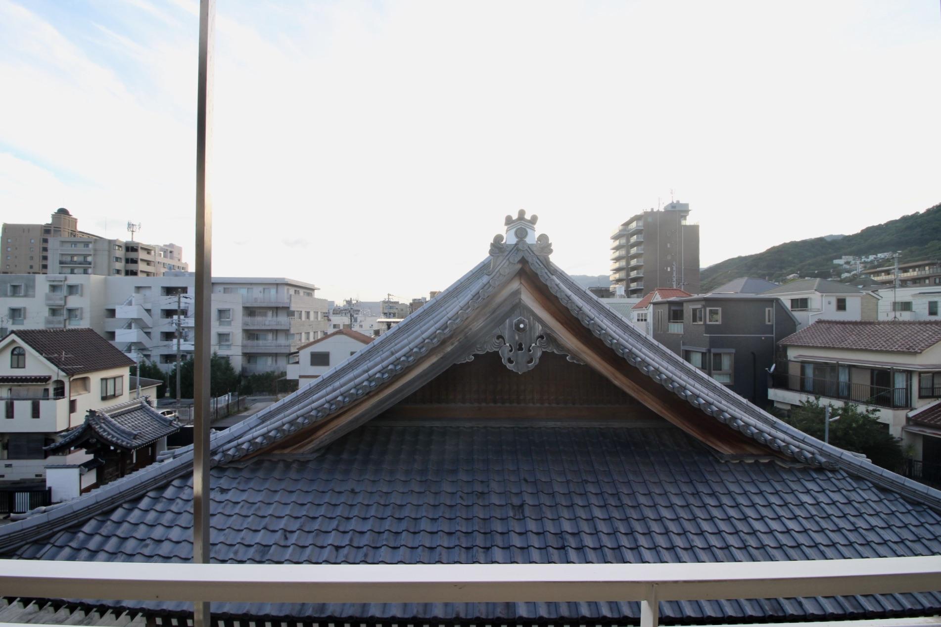 立派なお寺です。この眺めけっこう好きです。