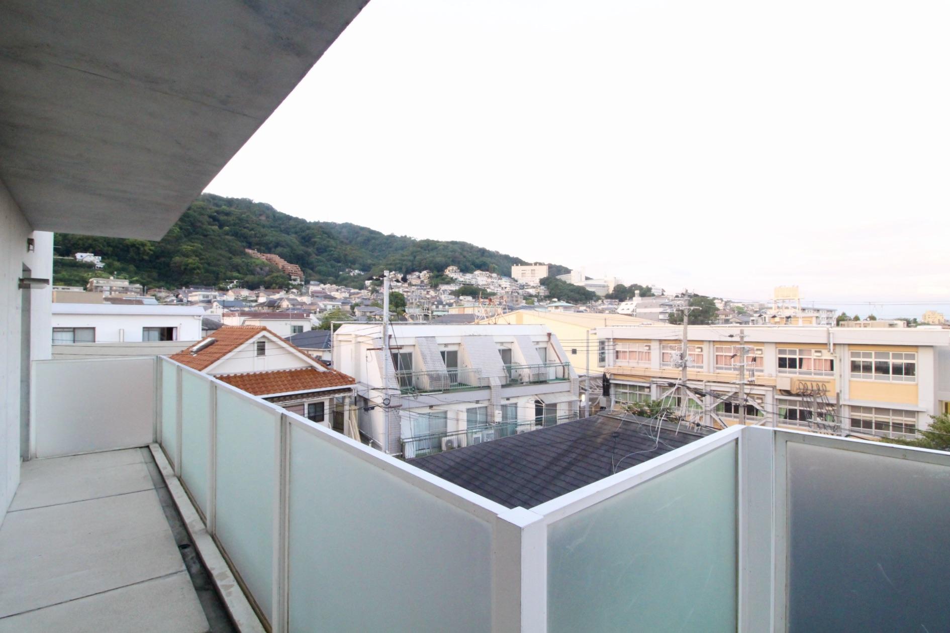 玄関を出ると山が見えて開けた眺め