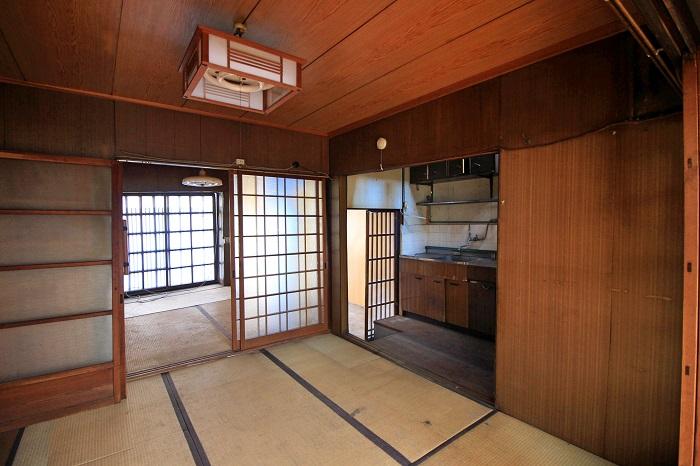 1階は和室が2間と台所
