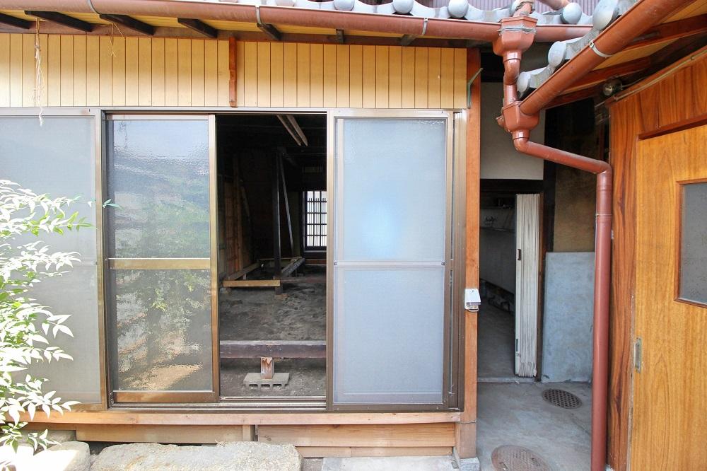 右手にちらっと見えるのが現在のトイレ