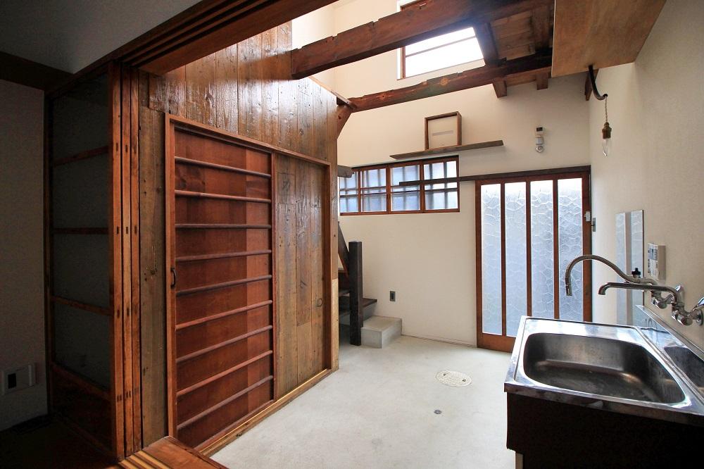 京都市左京区岡崎円勝寺町38-8の賃貸物件/左の古建具はトイレ