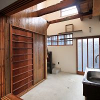 京都市左京区岡崎円勝寺町38-8の賃貸物件/左の古建具はトイレ