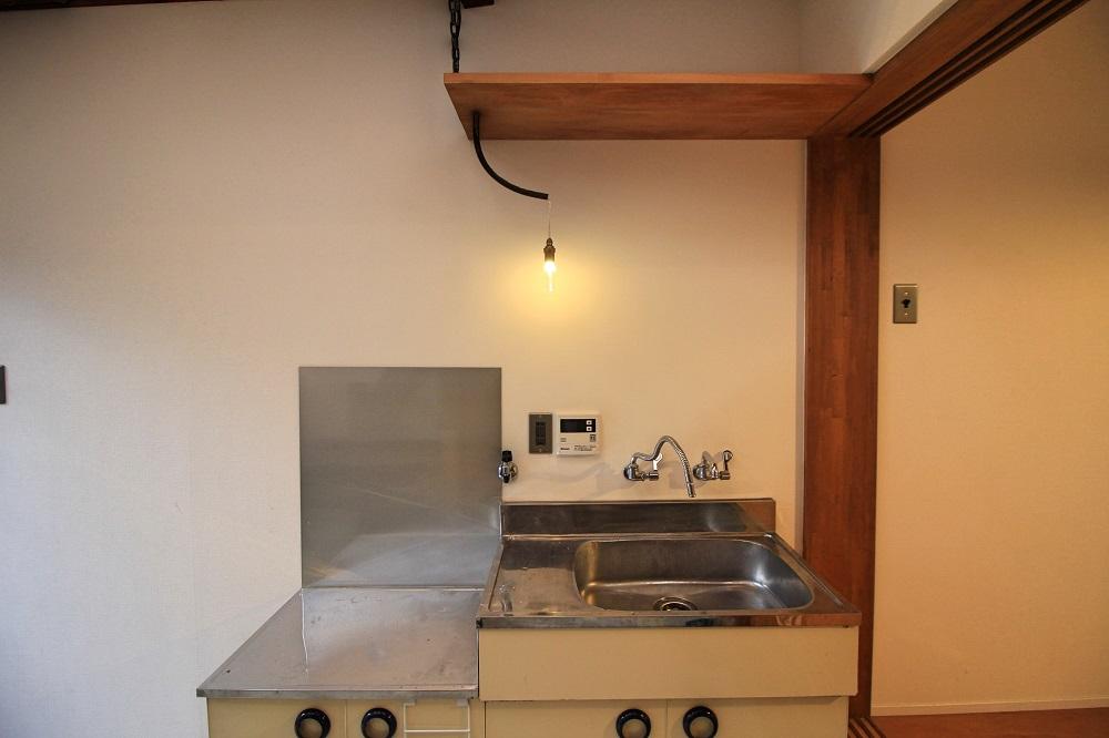 京都市左京区岡崎円勝寺町38-8の賃貸物件/キッチンは既存だったものを利用。曲がった配管から照明が垂れ下がってます