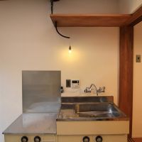 京都市左京区岡崎円勝寺町38-8の賃貸物件/キッチンは既存だったものを利用。曲がった配管から照明が垂れ下がってます