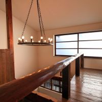 京都市左京区岡崎円勝寺町38-8の賃貸物件/正面に小さな台と座布団を敷いて読書や仕事場に