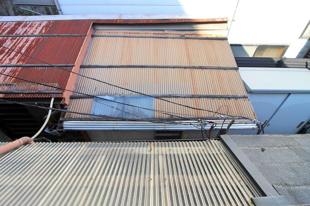 京都市左京区岡崎円勝寺町38-8の賃貸物件/上から見る向かいにある風呂場