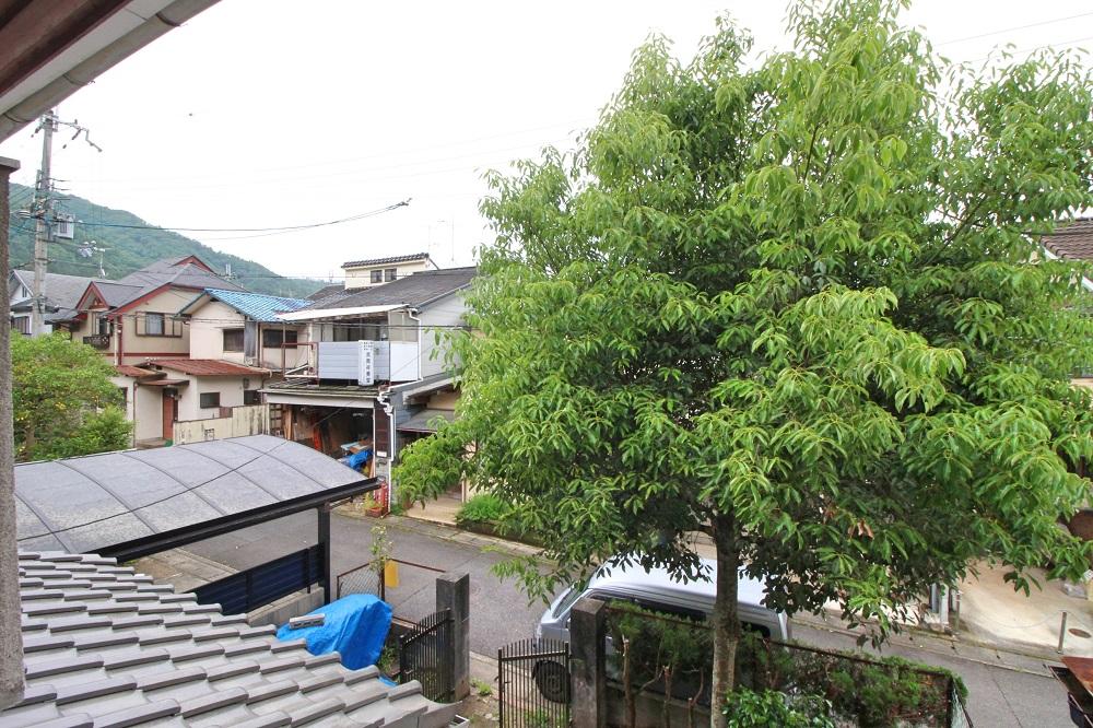 表には住宅が並ぶ