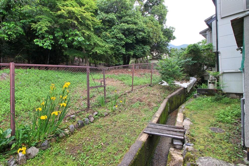 溝の手前までが敷地
