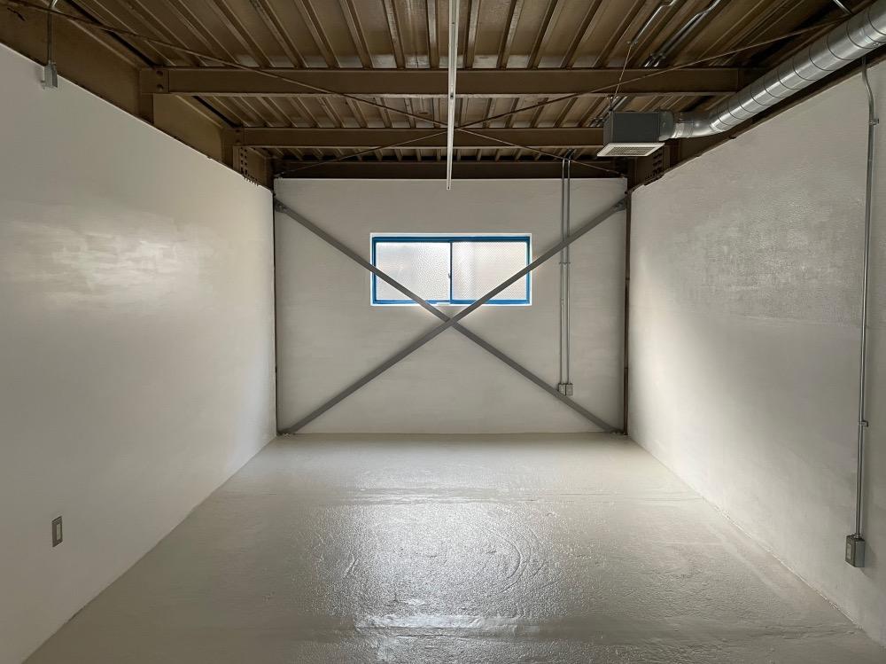 京都市中京区壬生相合町67-1の賃貸物件/鉄骨スラブが白く塗装されているケースもあり（写真は他区画のもの）