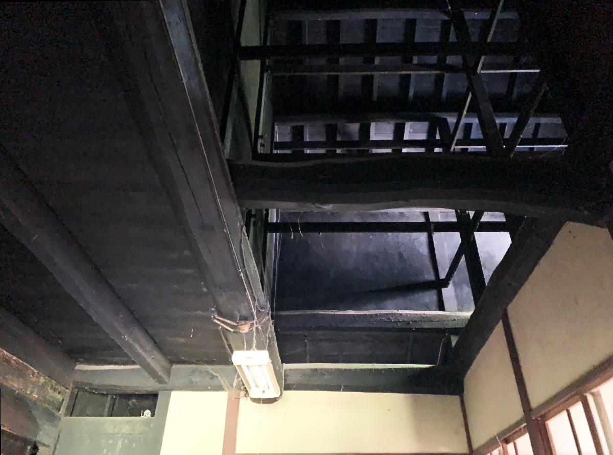 母屋土間の吹抜け。立派な梁組が見て取れます。天窓あるので柔らかな光も注ぎます。
