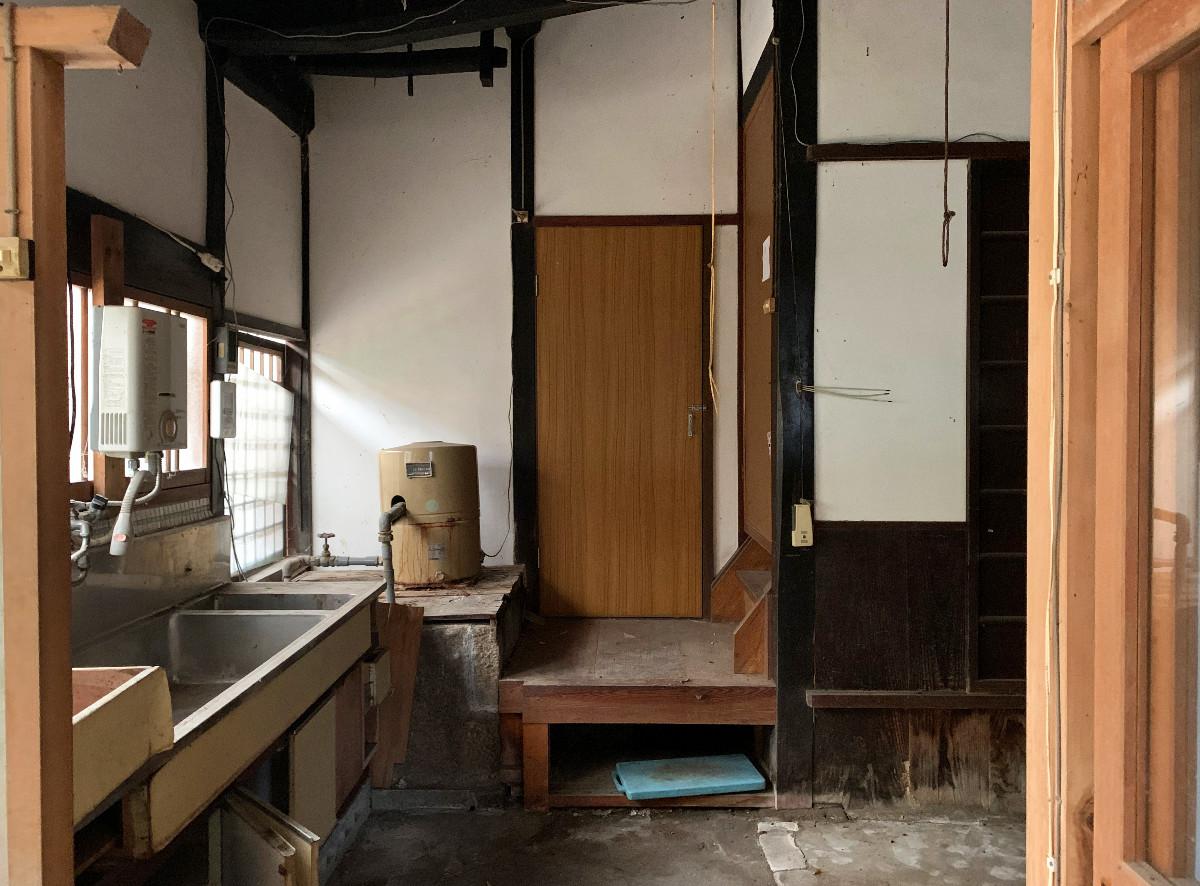 母屋台所。かなり年季が入ってますので要改修。