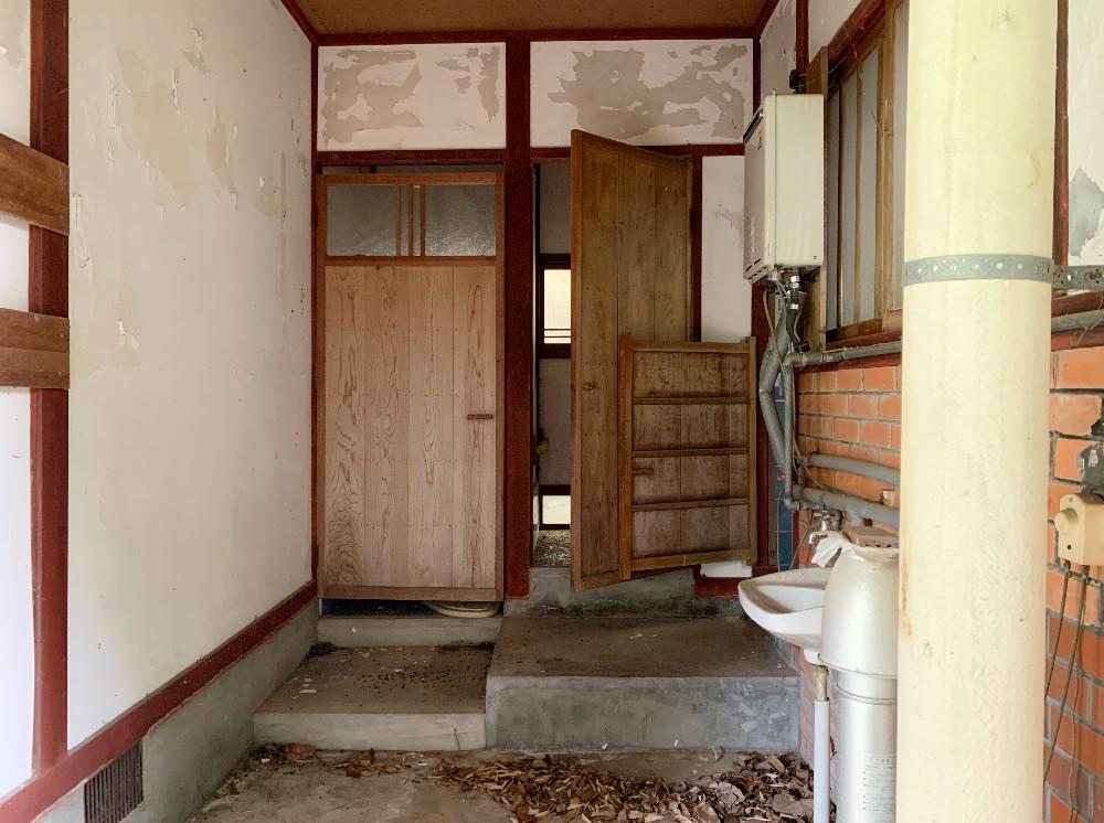 納屋一階水まわり。トイレと風呂もあります。