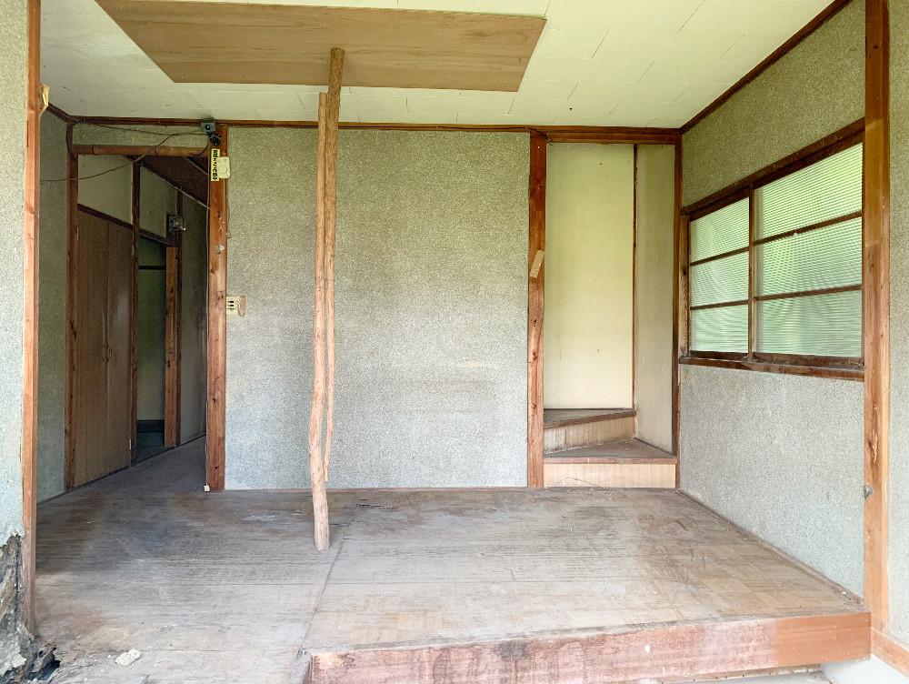 アパート玄関。朽ちてきています。