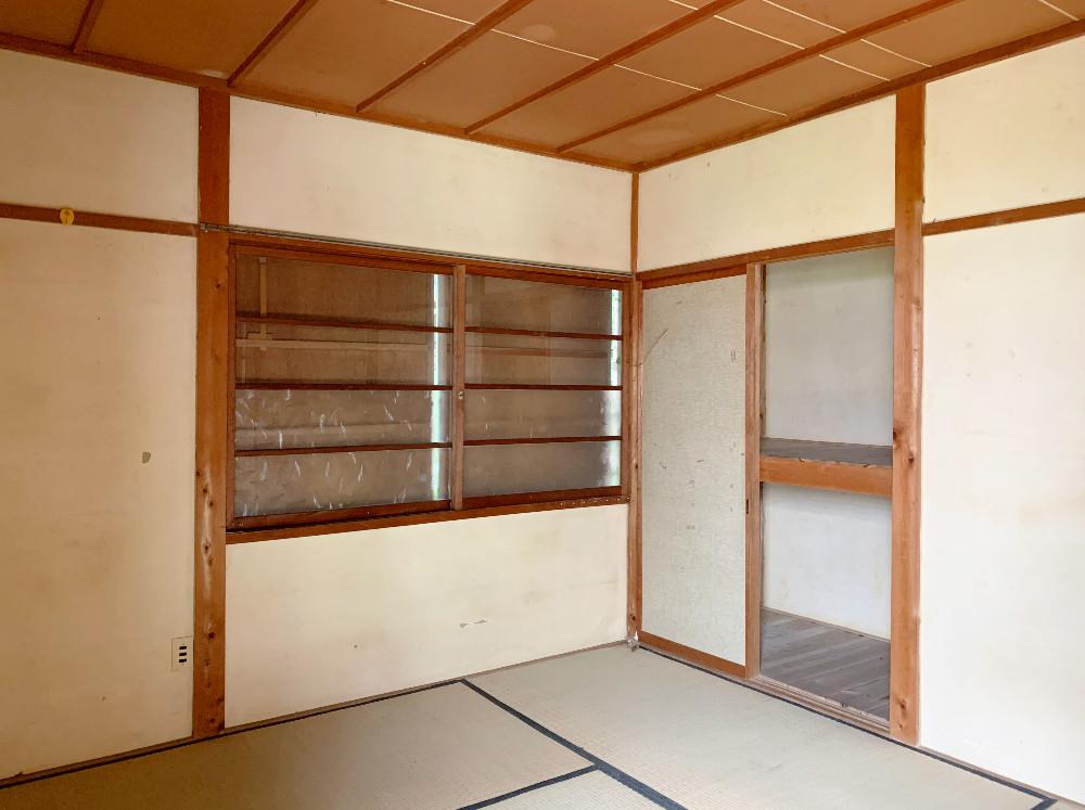 アパート部屋。押入付き四畳半。一二階合わせて十二部屋。