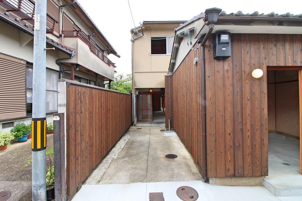 母屋へのアプローチ