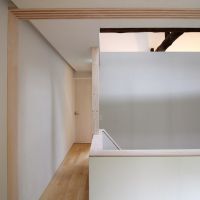 京都市中京区西ノ京中保町57の賃貸物件/吹き抜けを挟んでもう1室、左奥のドアはトイレ（写真は前回募集時のもの）