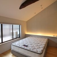 京都市中京区西ノ京中保町57の賃貸物件/勾配天井のベッドルーム（写真は前回募集時のもの）
