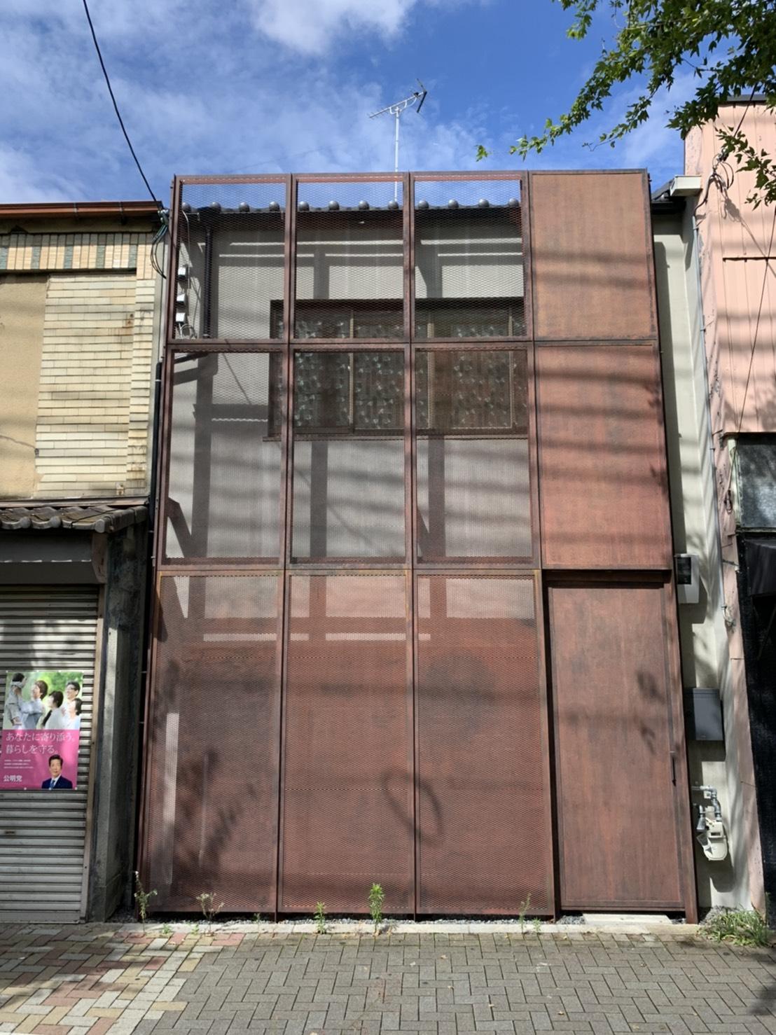 京都市中京区西ノ京中保町57の賃貸物件/鉄の格子に覆われて一見インダストリアルな印象