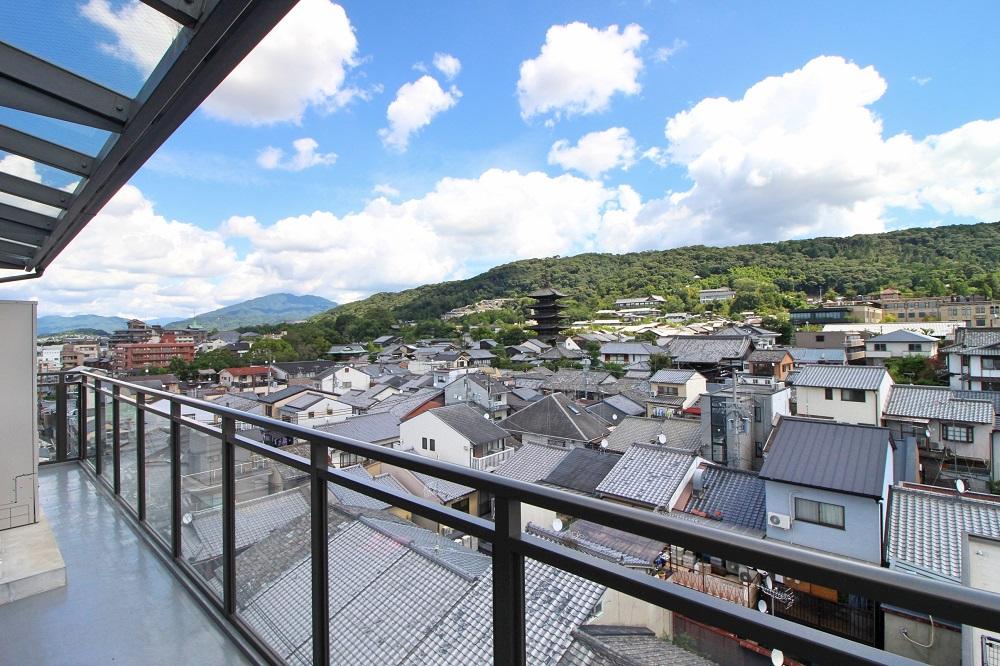 八坂の塔や霊山観音像、連なる屋根瓦が綺麗(601号室)