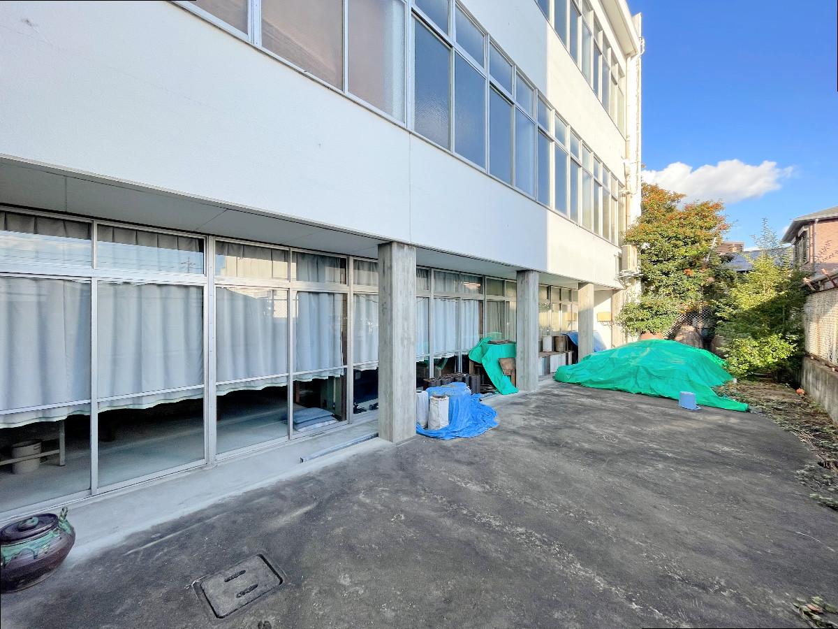 南側中庭を望む。この空間があるおかげで2,3階と抜けた心地良さがあります。下には多分浄化槽があります。