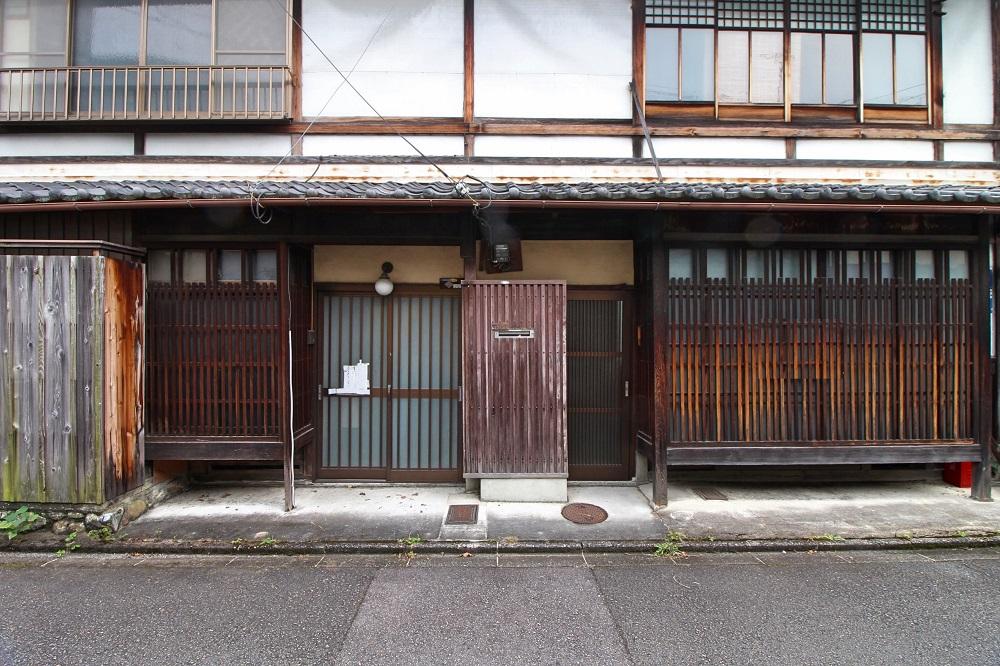 元々はニコイチだったので玄関が2ヵ所